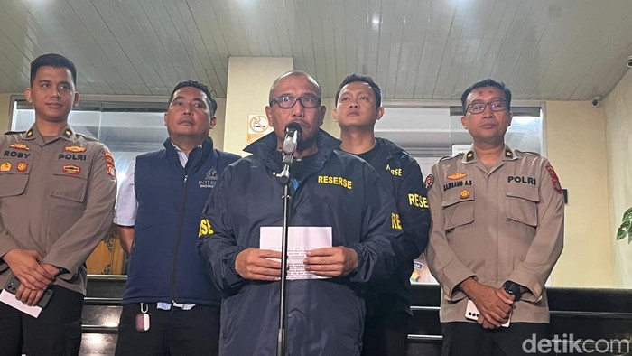 Dirkrimum Polda Metro Jaya, Kombes Wira Satya Triputra, kembali menangkap tersangka baru di kasus mafia akses judi online yang melibatkan pegawai Komdigi, Sabtu (16/11/2024). (Rumondang/detikcom)