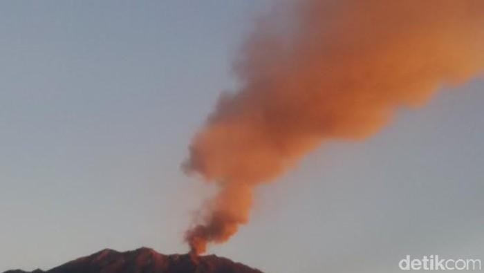Erupsi Gunung Raung pada 2015.