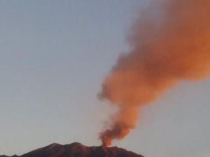 Gemuruh Erupsi Gunung Raung Paksa Sejumlah Bandara Tutup, Termasuk di Bali