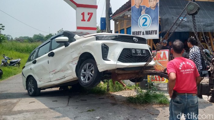 Evakuasi mobil yang mengalami kecelakaan di Ceper, Klaten, Sabtu (16/11/2024).