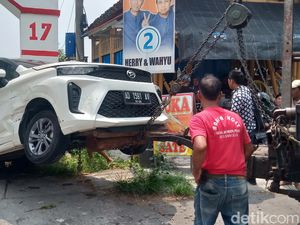 Tabrakan 2 Mobil-1 Motor di Ceper Klaten, Gapura Kampung Ikut Kesenggol