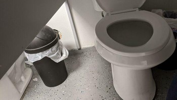 Kira-kira untuk apa pembatas toilet ini ya bila dibuat setinggi itu.Foto: Boredpanda
