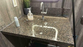 Wastafelnya tidak ada... Foto: Boredpanda