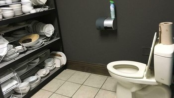 Toiletnya kok disatukan dengan rak piring. Foto: Boredpanda