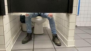 Pintu toiletnya bikin geleng-geleng... Foto: Boredpanda
