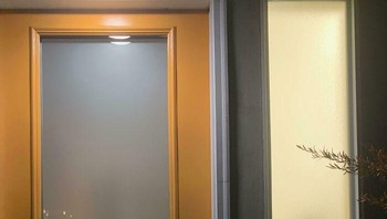 Ruangan toilet apartemen ini punya kaca yang tembus pandang yang bisa dilihat dari jalan. Foto: Boredpanda