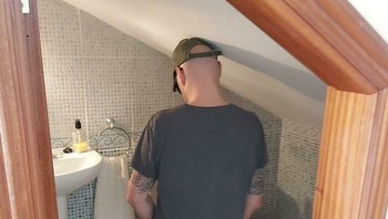 Toilet di Airbnb ini terlalu kecil untuk orang dewasa. Foto: Boredpanda