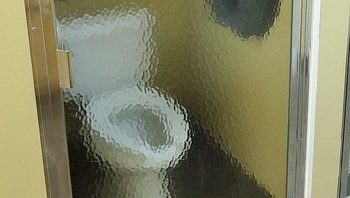 Toilet ini punya pintu kaca transparan. Foto: Boredpanda