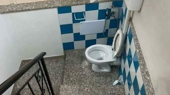 Toilet dipasang di tangga. Foto: Boredpanda