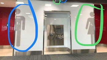 Tanda di atas dan dinding berbeda. Foto: Boredpanda