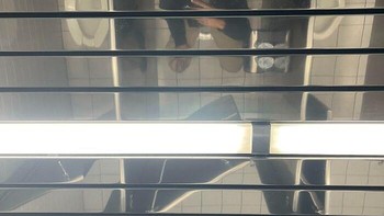 langit-langit di toilet kantor ini dibuat bak cermin. JAdilah bisa melihat bilik lain...Foto: Boredpanda