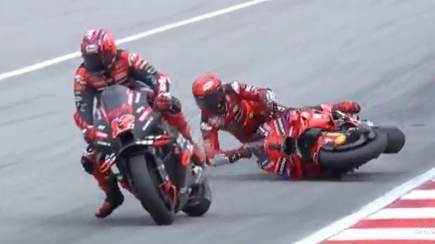 Francesco Bagnaia jatuh tiba-tiba usai disalip Maverick Vinales.