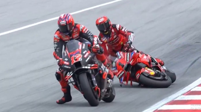 Francesco Bagnaia jatuh tiba-tiba usai disalip Maverick Vinales.
