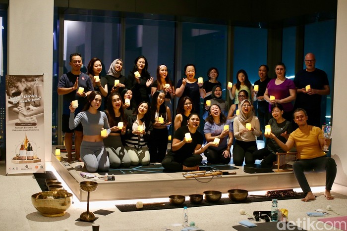 Salah satu sesi Full Moon Yoga Jakarta di 57 Promenade Jakarta Pusat, Kamis (15/11/2024).