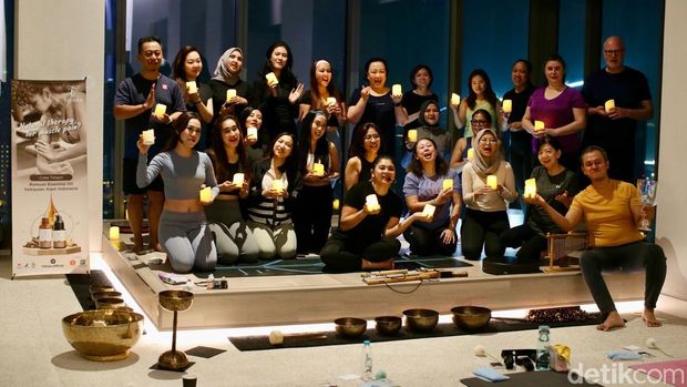 Salah satu sesi Full Moon Yoga Jakarta di 57 Promenade Jakarta Pusat, Kamis (15/11/2024).