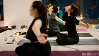 Sebagaimana kelas yoga pada umumnya, instruktur tidak henti-hentinya mengingatkan untuk mengatur napas. Dan benar saja, tubuh dan pikiran memang terasa lebih rileks saat bernapas dengan teratur dan mindful. Foto: Grandyos Zafna Manase Mesah/detikHealth