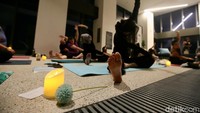 Berikutnya, peserta mengikuti sesi yoga selama kurang lebih satu jam. Tidak perlu khawatir, menu yang disajikan relatif beginner friendly alias ramah pemula. Namun jika butuh tantangan, bisa-bisa saja disesuaikan. Foto: Grandyos Zafna Manase Mesah/detikHealth