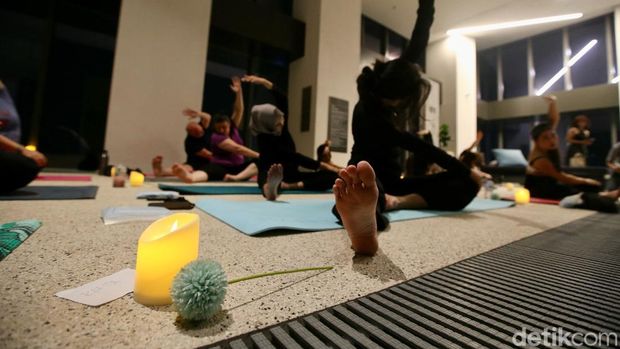 Salah satu sesi Full Moon Yoga Jakarta di 57 Promenade Jakarta Pusat, Kamis (15/11/2024).