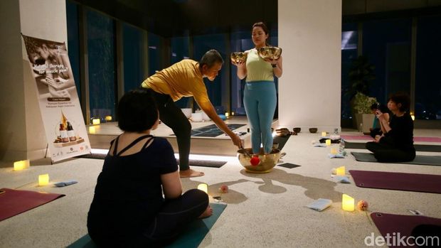 Salah satu sesi Full Moon Yoga Jakarta di 57 Promenade Jakarta Pusat, Kamis (15/11/2024).