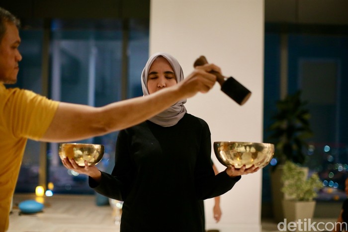 Salah satu sesi Full Moon Yoga Jakarta di 57 Promenade Jakarta Pusat, Kamis (15/11/2024).