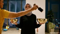 Sesi diawali dengan pembersihan energi. Peserta berdiri di sebuah bowl atau mangkuk logam berukuran besar, memegang dua bowl lain dengan ukuran lebih kecil dengan mata terpejam. Instruktur lalu perlahan membunyikan bowl tersebut dengan pemukulnya. Foto: Grandyos Zafna Manase Mesah/detikHealth