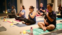 Perlahan, satu persatu instrumen dibunyikan, menghadirkan harmoni suara yang meneduhkan. Sesekali, instruktur juga meletakkan bowl di tubuh peserta, dibunyikan hingga getarannya menyatu dengan berbagai energi positif. Foto: Grandyos Zafna Manase Mesah/detikHealth