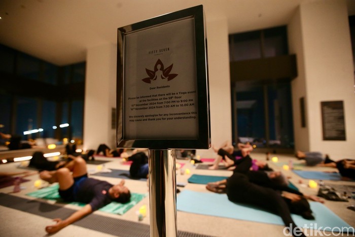 Salah satu sesi Full Moon Yoga Jakarta di 57 Promenade Jakarta Pusat, Kamis (15/11/2024).