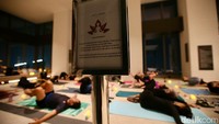 Kombinasi semacam ini salah satunya ada di kelas yoga yang diadakan oleh Full Moon Yoga Jakarta pada Kamis (15/11/2024). Berlokasi lantai 59 apartemen 57-Promenade, Jakarta Pusat, sesi yoga dan terapi suara digelar dengan bonus pemandangan city light dari ketinggian gedung pencakar langit. Foto: Grandyos Zafna Manase Mesah/detikHealth