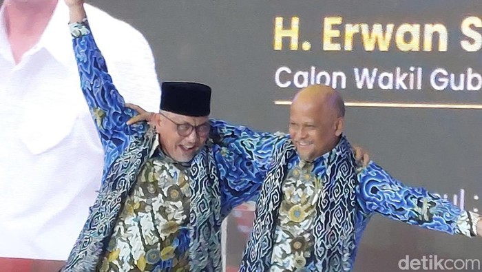 Gaya pesawat terbang Ahmad Syaikhu-Ilham Habibie jelang debat kedua Pilgub Jabar 2024