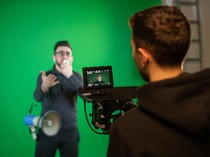 Kenapa Green Screen Harus Berwarna Hijau? Ini Penjelasan dan Cara Kerjanya