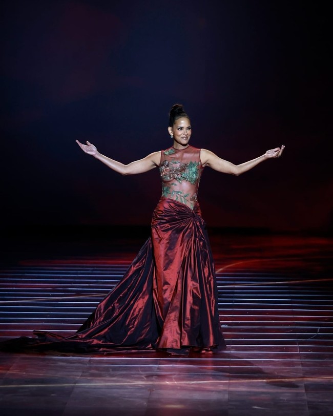 Wanita 58 tahun ini mengenakan gaun yang mencuri perhatian dan membuat para fans bernostalgia. Foto: Instagram/@halleberry