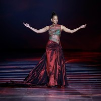 Wanita 58 tahun ini mengenakan gaun yang mencuri perhatian dan membuat para fans bernostalgia. Foto: Instagram/@halleberry