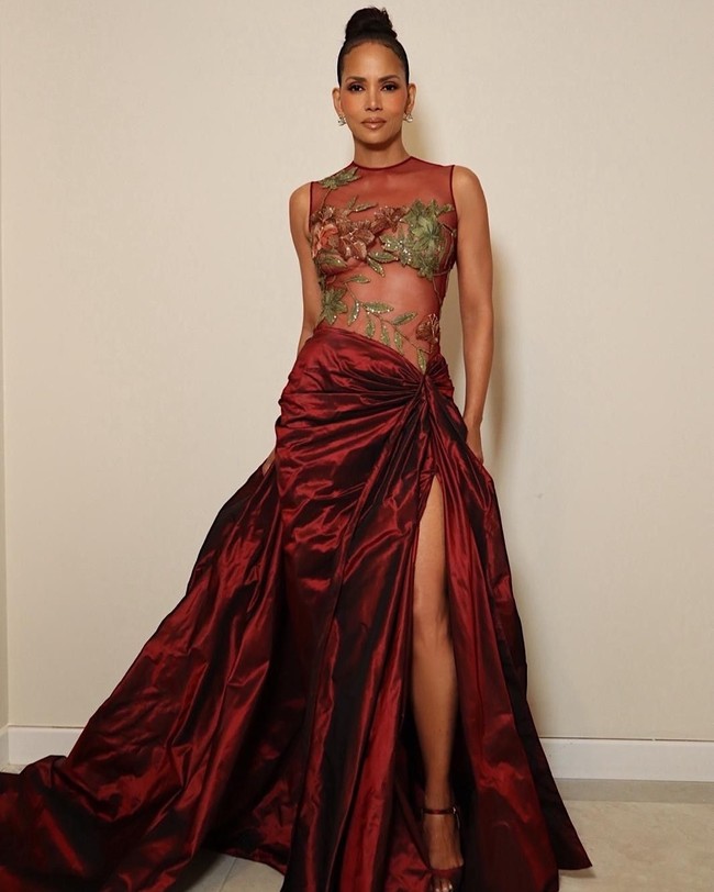 Tak sekadar menang, Halle juga mencatat sejarah sebagai wanita kulit gelap pertama yang menang Aktris Terbaik di Academy Awards. Penampilannya 22 tahun lalu itu membuat brand Elie Saab turut jadi sorotan dan populer hingga sekarang. Foto: Instagram/@halleberry