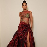 Tak sekadar menang, Halle juga mencatat sejarah sebagai wanita kulit gelap pertama yang menang Aktris Terbaik di Academy Awards. Penampilannya 22 tahun lalu itu membuat brand Elie Saab turut jadi sorotan dan populer hingga sekarang. Foto: Instagram/@halleberry