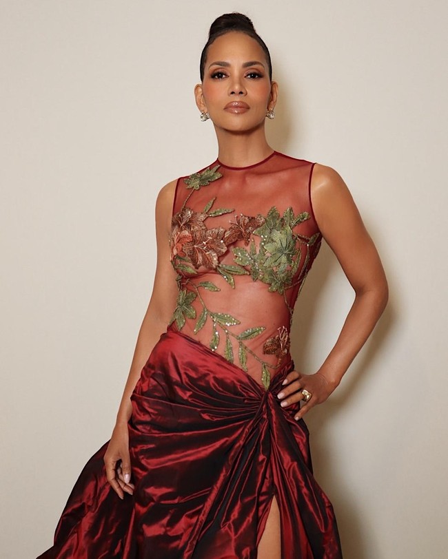 “Ada beberapa momen dalam hidup yang terjadi begitu saja dan mengubah hidup kita selamanya! Memenangkan Academy Award dengan gaun @eliesaabworld adalah salah satu momen yang berkesan bagi saya! Terima kasih Mr. Saab karena telah menjadi bagian dari permadani hidup saya karena kita telah terhubung erat selama 22 tahun sekarang!” tulisnya di Instagram. Foto: Instagram/@halleberry