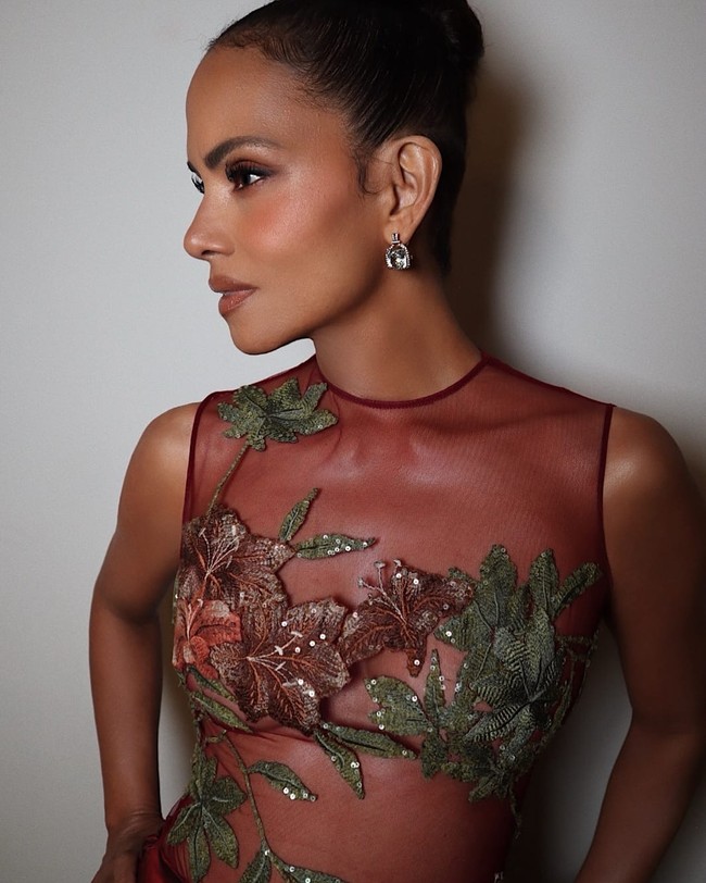 Malam itu Halle Berry juga tampil cantik dengan pulasan makeup nude keemasan. Penampilannya semakin elegan berkat rambut yang ditata sanggul tinggi. Foto: Instagram/@halleberry