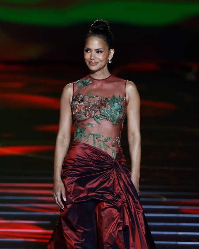 Halle Berry tampil dengan gaun ikonik yang pernah dipakainya saat memenangkan Piala Oscar pada 2002. Kala itu, dia memakai gaun marun transparan klasik dengan detail bordir nan cantik di bagian torso. Foto: Instagram/@halleberry