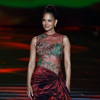 Halle Berry tampil dengan gaun ikonik yang pernah dipakainya saat memenangkan Piala Oscar pada 2002. Kala itu, dia memakai gaun marun transparan klasik dengan detail bordir nan cantik di bagian torso. Foto: Instagram/@halleberry