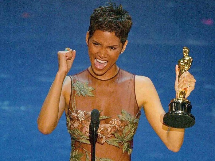 Halle Berry saat Menang Piala Oscar 2002 Halle Berry saat Menang Piala Oscar 2002, mengenakan gaun Elie Saab.