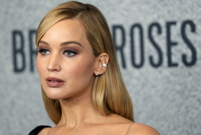 Riasan yang on-point makin membuat aura Jennifer Lawrence semakin terpancar. (Foto: AP Photo/Chris Pizzello)