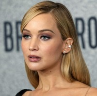 Riasan yang on-point makin membuat aura Jennifer Lawrence semakin terpancar. (Foto: AP Photo/Chris Pizzello)