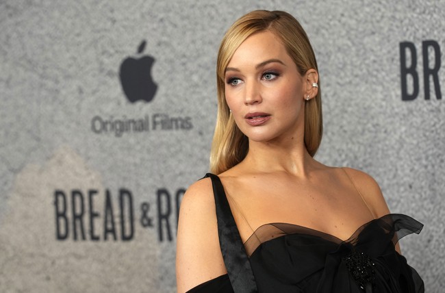 Penampilannya semakin sempurna berkat rambut panjangnya yang ditata rapi ke belakang telinga dan anting-anting perak kecil sebagai aksesori pelengkap. (Foto: AP Photo/Chris Pizzello)