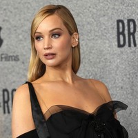 Penampilannya semakin sempurna berkat rambut panjangnya yang ditata rapi ke belakang telinga dan anting-anting perak kecil sebagai aksesori pelengkap. (Foto: AP Photo/Chris Pizzello)