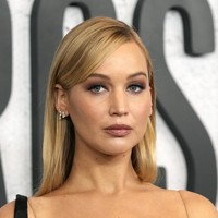 Dalam balutan gaun elegan tanpa lengan dengan garis leher berbentuk hati, aktris berusia 34 tahun ini menebar pesonanya. Gaun tersebut merupakan vintage item dari koleksi Christian Lacroix buatan Shrimpton Couture pada 2006. (Foto: AP Photo/Chris Pizzello)