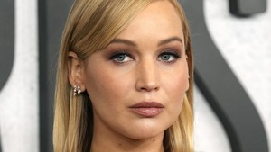Gadis Kentucky yang gak punya niat jadi aktris, tapi ketemu pencari bakat pas liburan. Sekarang? Pemenang Oscar, bintang Hunger Games, dan salah satu aktris paling mahal sejagat. Foto: AP Photo/Chris Pizzello