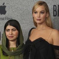 Acara ini menjadi penampilan publik kedua Lawrence setelah mengumumkan kehamilan keduanya melalui wawancara dengan Vogue bulan lalu. Ia     sebelumnya sudah dikaruniai seorang putra bernama Cy (2 tahun) buah cintanya dengan suami, seorang pemilik galeri seni, Cooke Maroney. Pasangan tersebut menikah pada bulan Oktober 2019 di rumah mewah Belcourt di Newport, Rhode Island. (Foto: AP Photo/Chris Pizzello)