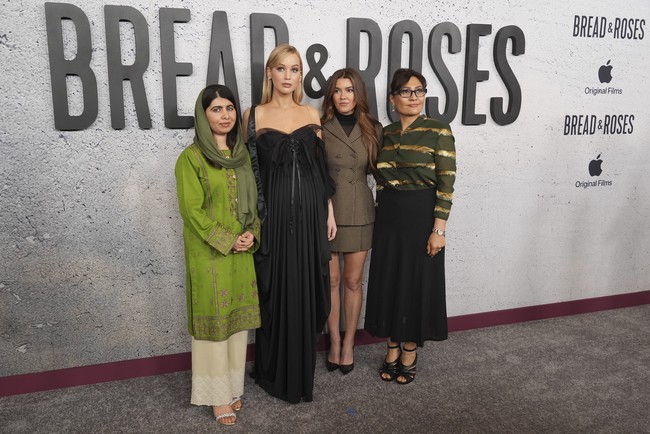 Film dokumenter Bread & Roses merupakan produksi Apple yang melibatkan Jennifer Lawrence dan Malala Yousafzai sebagai produser. Dokumenter ini mengisahkan dampak kembalinya kekuasaan Taliban terhadap perempuan di Afghanistan dan perjuangan tiga perempuan yang berupaya merebut kembali otonomi mereka. (Foto: AP Photo/Chris Pizzello)