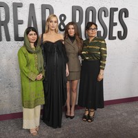 Film dokumenter Bread & Roses merupakan produksi Apple yang melibatkan Jennifer Lawrence dan Malala Yousafzai sebagai produser. Dokumenter ini mengisahkan dampak kembalinya kekuasaan Taliban terhadap perempuan di Afghanistan dan perjuangan tiga perempuan yang berupaya merebut kembali otonomi mereka. (Foto: AP Photo/Chris Pizzello)