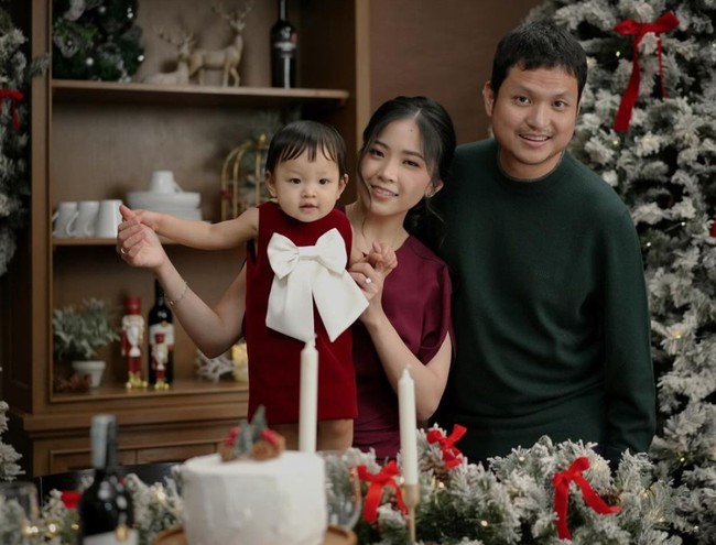 Sementara Jonathan Natakusuma tampil simpel dengan kaos lengan panjang berwarna hijau. Foto: Instagram/@juniapics