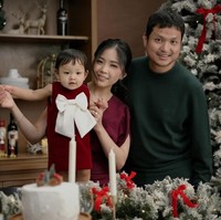 Sementara Jonathan Natakusuma tampil simpel dengan kaos lengan panjang berwarna hijau. Foto: Instagram/@juniapics